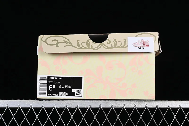 All categories Nk SB Dunk series Nk SB Dunk Low low-top sneakers Nk Dunk Low Spd berry carved rose pink retro sweetheart retro college style SB strap low-top casual sneakers DD1503-118